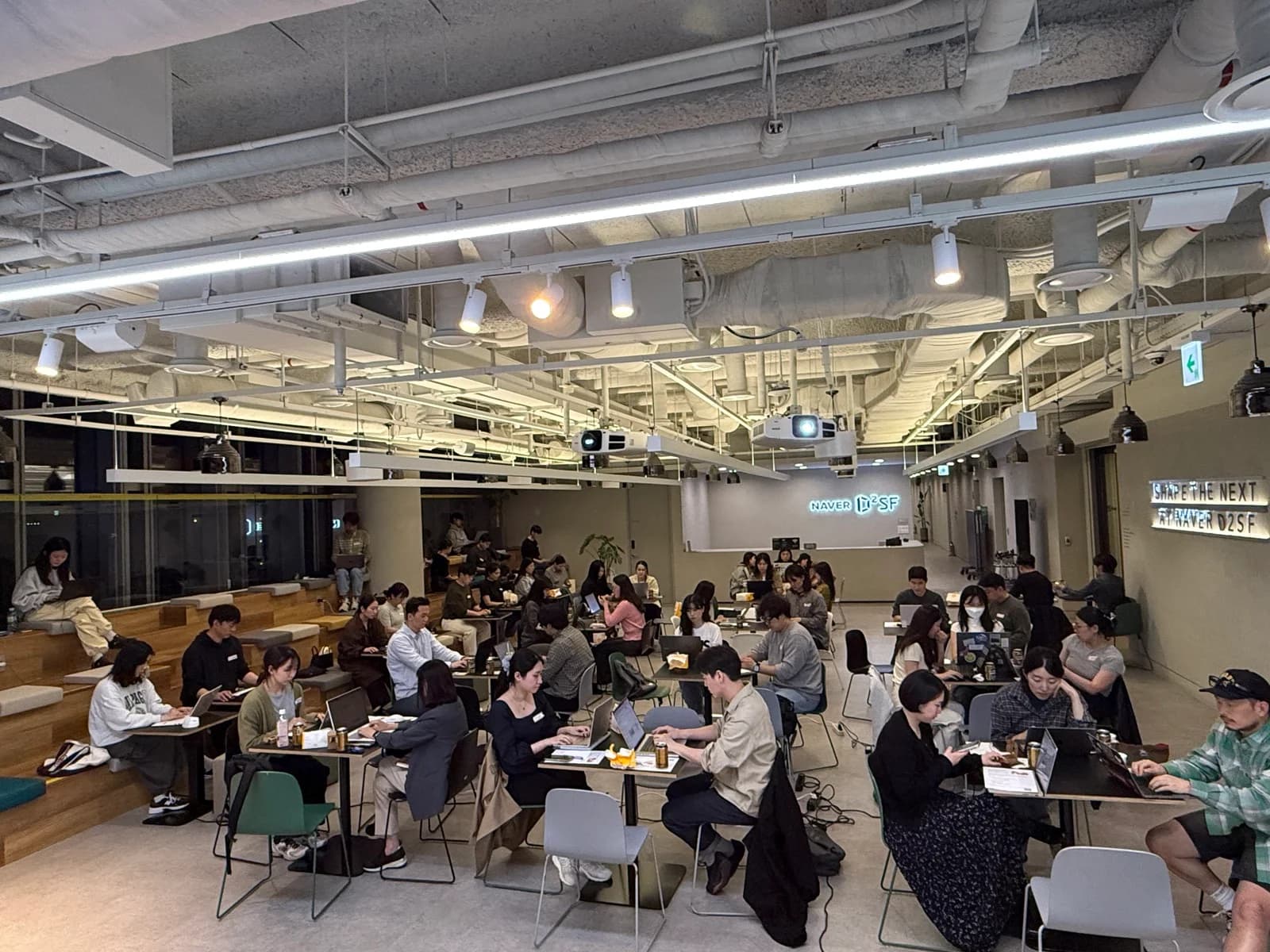 오프라인 바이브코딩 부트캠프에서 작업하는 참가자들